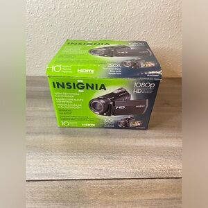 INSIGNIA HD CAMCORDER Touch Screen Display, 10 megapixels, Free selfie stick
